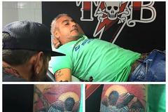 Otec neapolské Insigneho si nechává tetovat na ruku slavícího syna