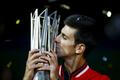 Novak Djokovič s pohárem pro vítěze šanghajského turnaje
