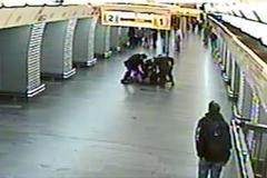 Muž v metru ohrožoval lidi nožem, policie ho umravnila taserem