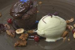 Jak se připravuje čokoládový fondant z restaurace Etnosvět