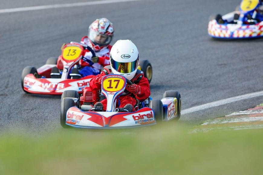 Bezdomovec se propadl v Plzni stropem na motokárovou dráhu, na místě jsou zranění