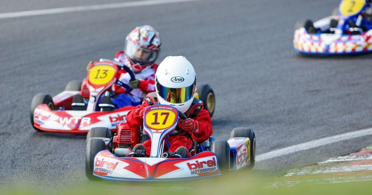 Bezdomovec se propadl v Plzni stropem na motokárovou dráhu, na místě jsou zranění