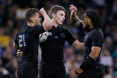 Tawera Kerr-Barlow, Beau Barrett a Ma'a Nonu (Nový Zéland) ve čtvrtfinále MS 2015