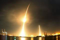 Lidé vizionáře Muska jásali. Raketa Falcon 9 vynesla satelity a vrátila se na Zemi