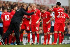 Jürgen Klopp hovoří s hráči Liverpoolu