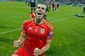Gareth Bale slaví historický postup Walesu na Euro
