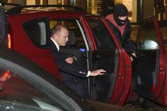 Ivan Langer v doprovodu policistů