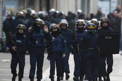 Podle reportéra France Inter při zásahu zemřela žena, která měla připnutý pás s výbušninami. AFP napsala, že se odpálila.