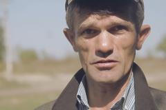 Ukrajinskou vesnici rozdělila válka. Spojení udržuje chatrný člun