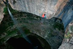 Rakušan překonal jako první člověk libanonskou propast Baatara