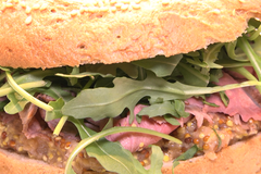 Svačinový hit. Bagel s roastbeefem vám budou závidět