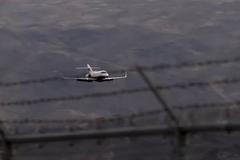 Dopravnímu letadlu se nevysunul podvozek. Pilot musel přistávat na břiše stroje