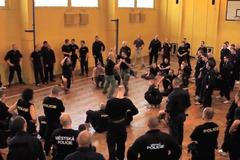 Policie není na nejhorší hrozby připravena, trénink juda nestačí, říká lektor sebeobrany Krav Maga
