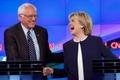 Hillary Clintonová si podává ruce s Bernie Sandersem během první předvolební debaty demokratických kandidátů na prezidenta USA