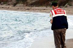 Ajlan Kurdí. Syřan, který utonul na tureckém pobřeží.