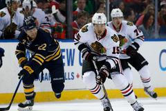 NHL: Chicago Blackhawks vs. Buffalo Sabres(Artem Anisimov a Johan Larsson)
