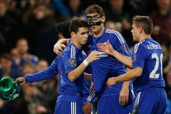 Oscar slaví jednu z branek Chelsea v Premier League 2015-16