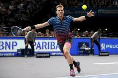 Tomáš Berdych na turnaji v Paříži proti Novaku Djokovičovi