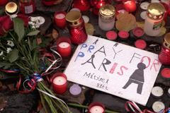 Svíčky a slzy u francouzské ambasády. Šílené, možná se to týká i mých přátel, říkají účastnice piety