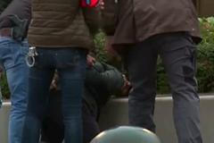 Zatýkání podezřelého v belgické čtvrti Molenbeeku. (Neděle 15. 11. 2005, snímek je videa).