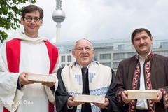 kněz, imám a rabín staví modlitebnu