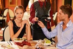 Když jdu s ženou na večeři, měla by zaplatit polovinu útraty