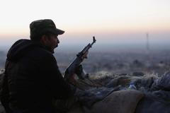 Kurdové vyháněli radikály ze Sindžáru. Města na zásobovací trase Islámského státu