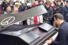 Francouzský pianista zahrál "Imagine" od Johna Lennona na místě pátečního atentátu