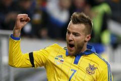 Andrej Jarmolenko slaví gól Ukrajiny v baráži o Euro