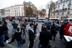 Novináři v Saint Denis. Do míst zásahu se pochopitelně nedostanou.