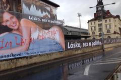 Politické billboardy hyzdí krajinu. Podivně je financují, chci je zakázat, tvrdí senátor Láska