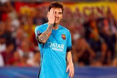 Hvězdný Lionel Messi se po utkání s AR Řím jen chytal za hlavu.