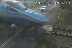 Cyklista najel do projíždějícího rychlovlaku. Přežil a ještě zaplatil pokutu