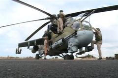 Ruský vrtulník na základně nedaleko Latákíje v Sýrii.