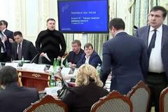 Ministr si s gubernátorem nadávali. Vzduchem létala i sklenice s vodou