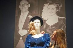 Dražba svatebních šatů Margaret Thatcherové