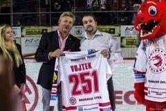 Martin Vojtek přebírá pamětní dres od prezidenta třineckého klubu Jána Modera