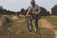 Čech předvádí triky na kole. Přeskakuje i saloon