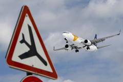 Boeing 737 přistává na letišti v Moskvě.