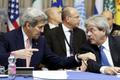 John Kerry a Paolo Gentiloni na jednání v Římě.