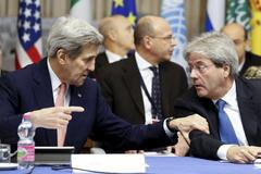 John Kerry a Paolo Gentiloni na jednání v Římě.