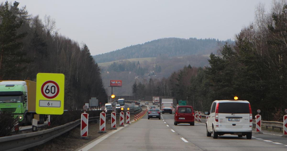 D1 na 30. kilometru směrem na Prahu uzavřela nehoda několika aut. Zasahuje vrtulník