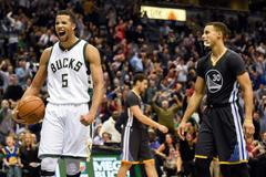Stephen Curry během zápasu proti Milwaukee