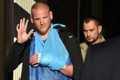 Hrdinu z francouzského rychlovlaku pobodali před barem. Jeho stav je vážný