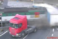 Vlak smetl na přejezdu kamion. Nehodu zachytila kamera