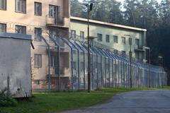 "Je to jako vězení," říkají zahraniční novináři o táboře pro uprchlíky v Bělé