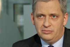 Dienstbier: Merkelová se chová statečně, naši politici ze strachu těží, i ve vládě mu nechtějí čelit