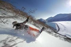 Hvězdy snowboardingu se pouštějí na svahy, které před nimi nikdo nesjel