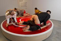 Lidé jsou nepřetržitý zdroj zisku pro korporace, dystopické vize se naplňují, tvrdí kurátor Válka