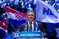 Chrovatsko Tomislav Karamarko, president of Croatian Democratic Union (HDZ), speaks during an election rally at Arena in Zagreb